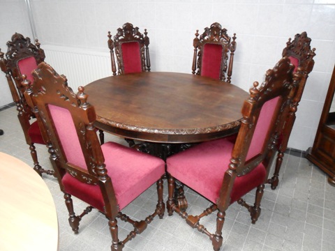 Antieke tafel met 6 stoelen te koop bij Veldt Restpartijen te Heerle