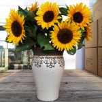 Aardewerk vaas met zonnebloemen