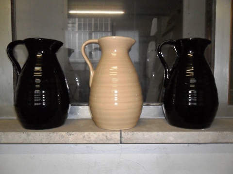 Geel en zwarte kannen