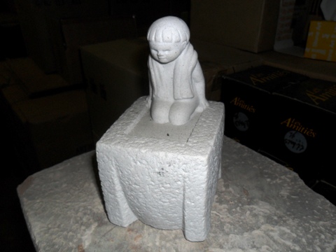 Stenen beeldje in bad