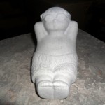 Stenen beeldje mannetje met zonnebril