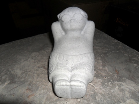 Stenen beeldje mannetje met zonnebril