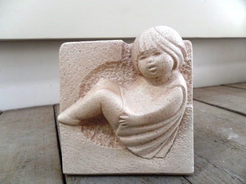 Stenen beeldje meisje in lijst