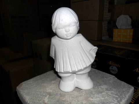 Stenen beeldje meisje