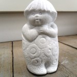 Stenen beeldje peutertje