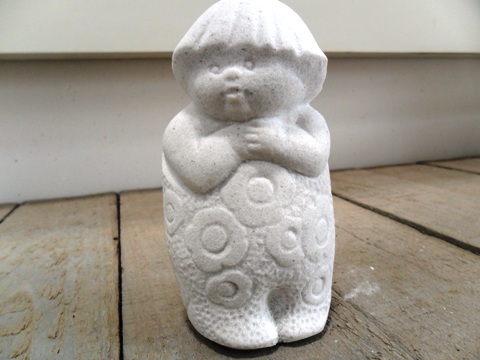 Stenen beeldje peutertje