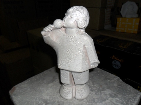 Stenen beeldje zingend meisje