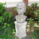 Zuil met borstbeeld