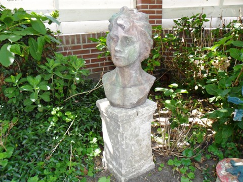 Zuil met borstbeeld
