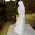 Stenen beeldje meisje op trap