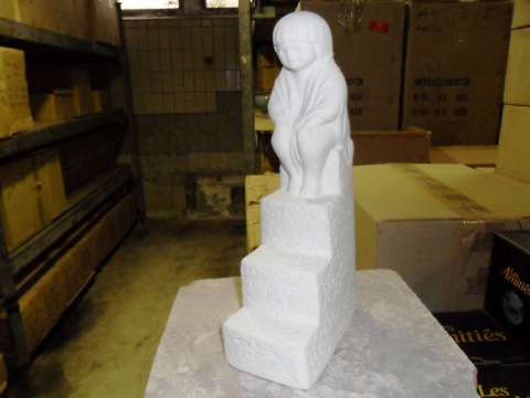 Stenen beeldje meisje op trap