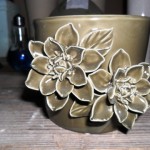 Aardewerk bloempot met decoratie bloem te koop bij Veldt Restpartijen te Heerle