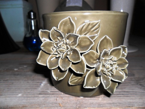 Aardewerk bloempot met decoratie bloem te koop bij Veldt Restpartijen te Heerle