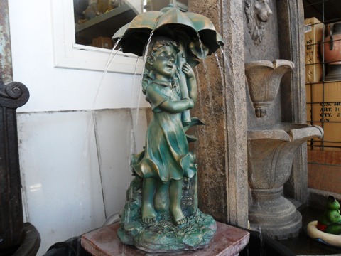 Fontein Meisje met paraplu te koop bij Veldt Restpartijen te Heerle