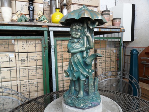Fontein Meisje met Paraplu te koop bij Veldt Restpartijen te Heerle