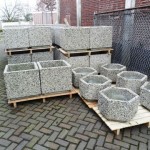 Betonnen bloembakken te koop bij Veldt Restpartijen te Heerle