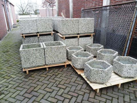 Betonnen bloembakken te koop bij Veldt Restpartijen te Heerle