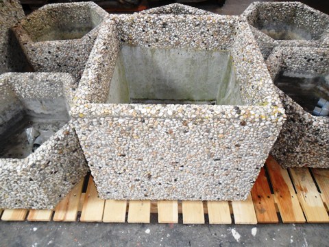 Vierkante bloembak beton/grind te koop bij Veldt Restpartijen te Heerle