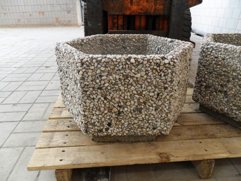 6 Kantige betonnen bloembak te koop bij Veldt Restpartijen te Heerle