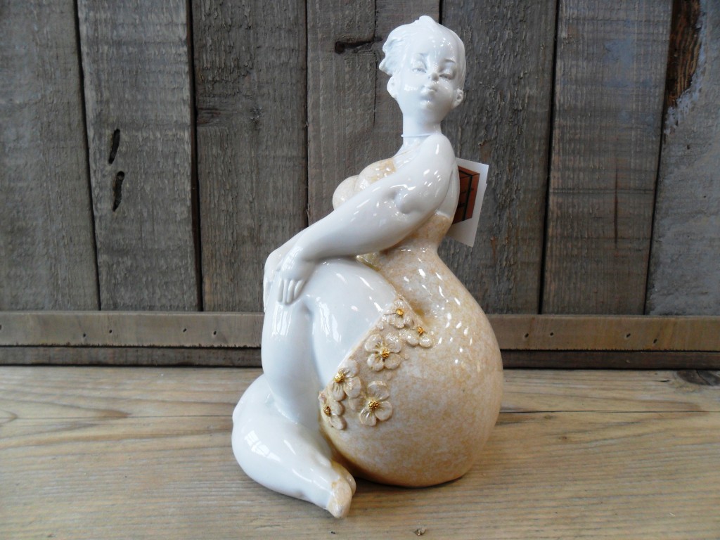 Vrouwen beeldje te koop bij Veldt Restpartijen te Heerle