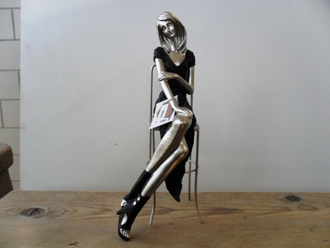 Meisje op stoel te koop bij Veldt Restpartijen te Heerle