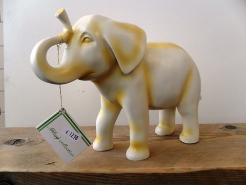 Olifant te koop bij Veldt Restpartijen te Heerle