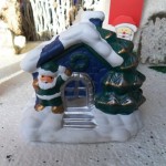 Klein kersthuisje (spaarpot) te koop bij Veldt Restpartijen te Heerle