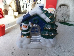 Klein kersthuisje (spaarpot) te koop bij Veldt Restpartijen te Heerle
