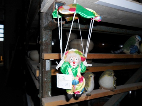 Clown met parachute te koop bij Veldt Restpartijen te Heerle