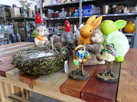 Diverse paasartikelen te koop bij Veldt Restpartijen te Heerle