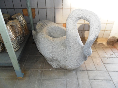 Natuurstenen zwaan te koop bij Veldt Restpartijen te Heerle