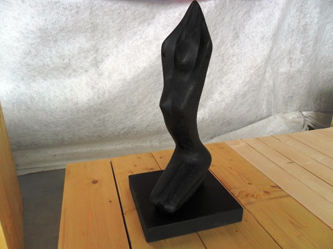 Vrouwenbeeld "Knielende vrouw" te koop bij Veldt Restpartijen te Heerle