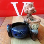 Diverse hand gemaakte aardewerk beeldjes te koop bij Veldt Restpartijen te Heerle