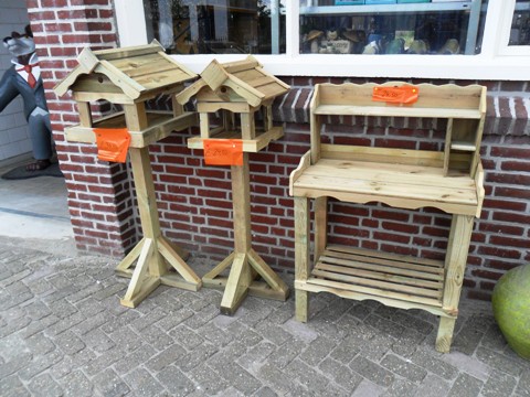 Diverse vogelhuisjes te koop bij Veldt Restpartijen te Heerle