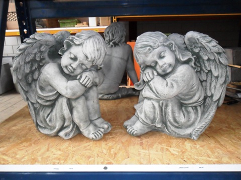 Cherub sitting girl te koop bij Veldt Restpartijen te Heerle