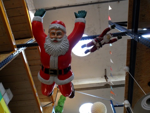 Zwevende kerstman te koop bij Veldt Restpartijen te Heerle