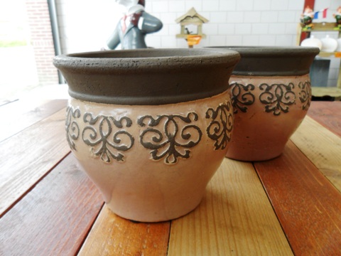 Aardewerk bloempot te koop bij Veldt Restpartijen te Heerle