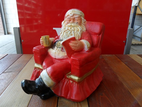 Kerstman zittend te koop bij Veldt Restpartijen te Heerle