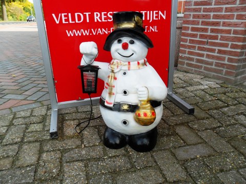 Sneeuwpop met lamp te koop bij Veldt Restpartijen te Heerle