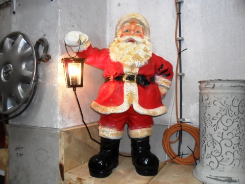 Kerstman met lamp te koop bij Veldt Restpartijen te Heerle