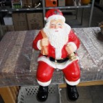 Zittende kerstman te koop bij Veldt Restpartijen te Heerle