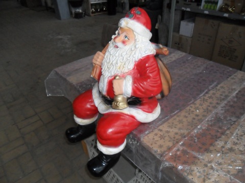 Zittende kerstman te koop bij Veldt Restpartijen te Heerle