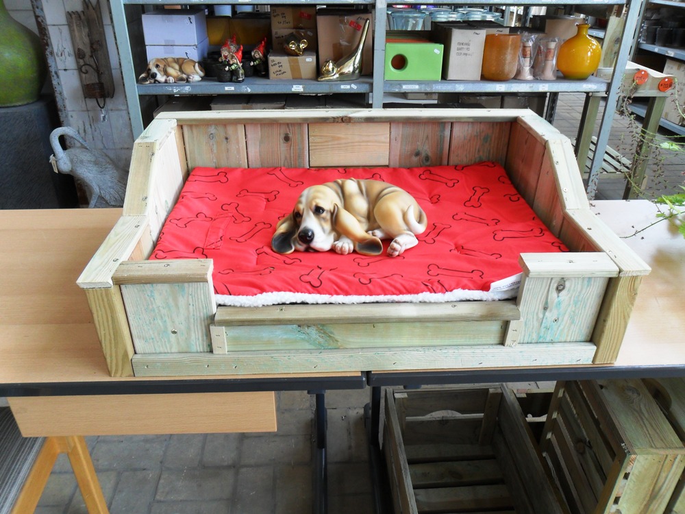 Houten hondenbankje met kleed