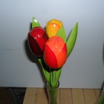 Glazen vaas met 3 Tulpen van Hout 1