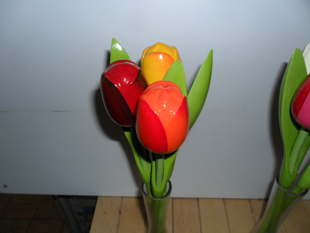 Glazen vaas met 3 Tulpen van Hout 1