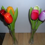 Glazen vaas met 3 Tulpen van Hout 2