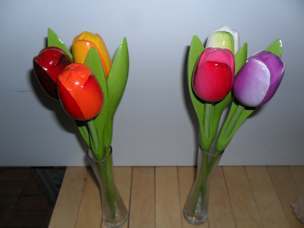 Glazen vaas met 3 Tulpen van Hout 2