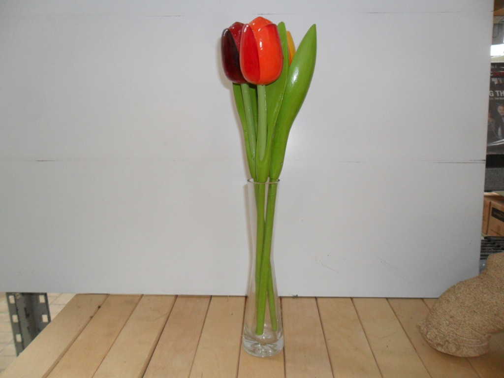 Glazen vaas met 3 Tulpen van Hout 3