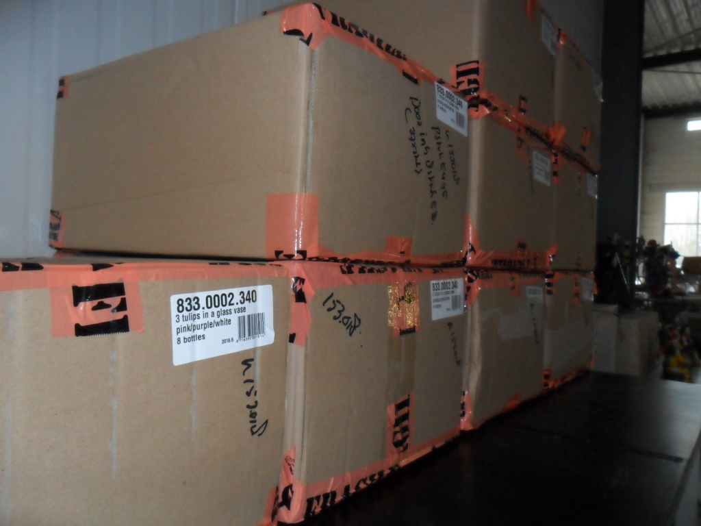 Glazen vaas met 3 Tulpen van Hout 4