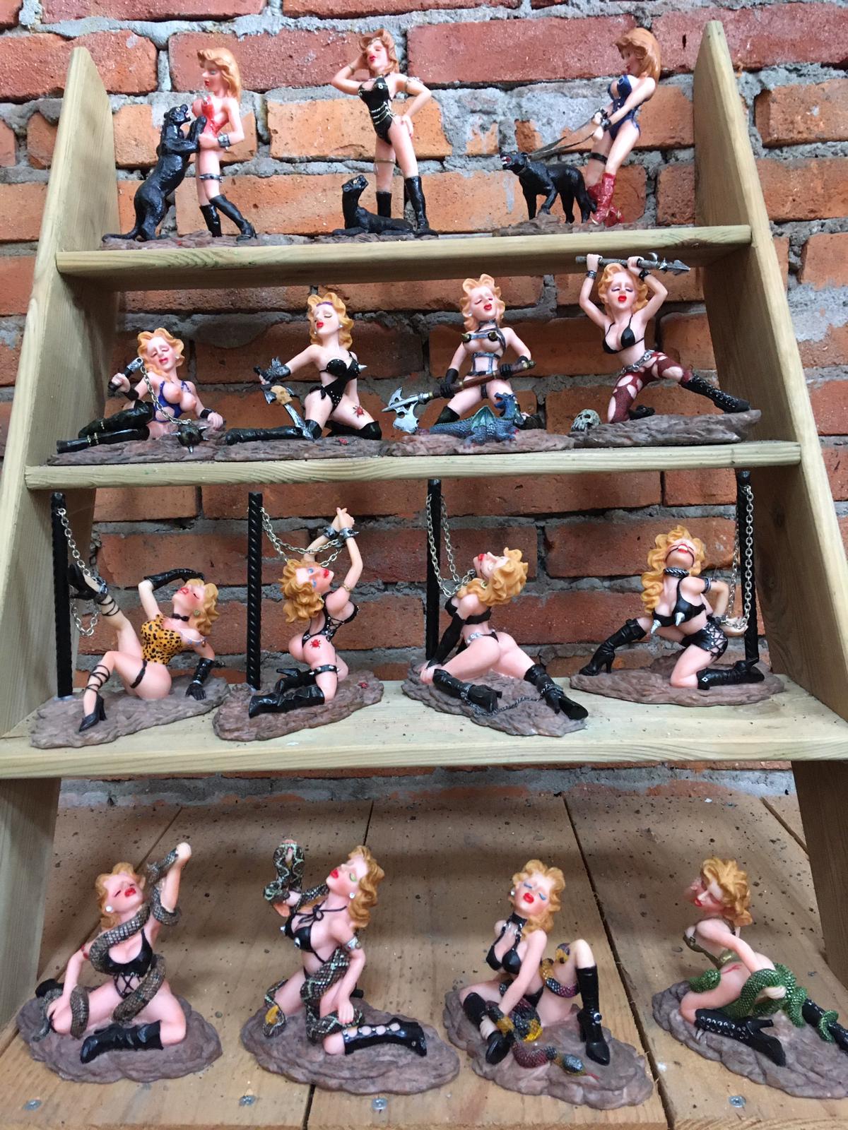 Erotische vrouwen beeldjes te koop bij Veldt Restpartijen te Heerle